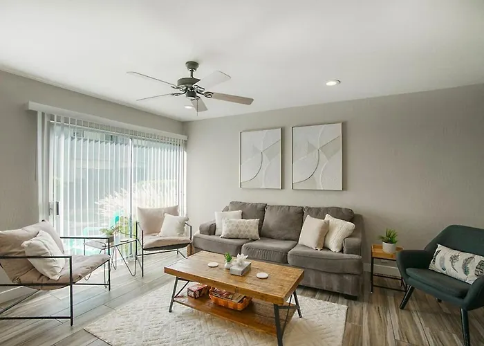 - Two Bedroom Townhouse Apartament *