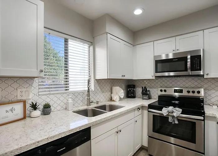 - Two Bedroom Townhouse Apartament Scottsdale