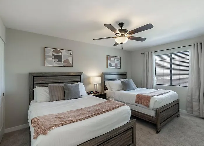- Two Bedroom Townhouse Apartament Scottsdale